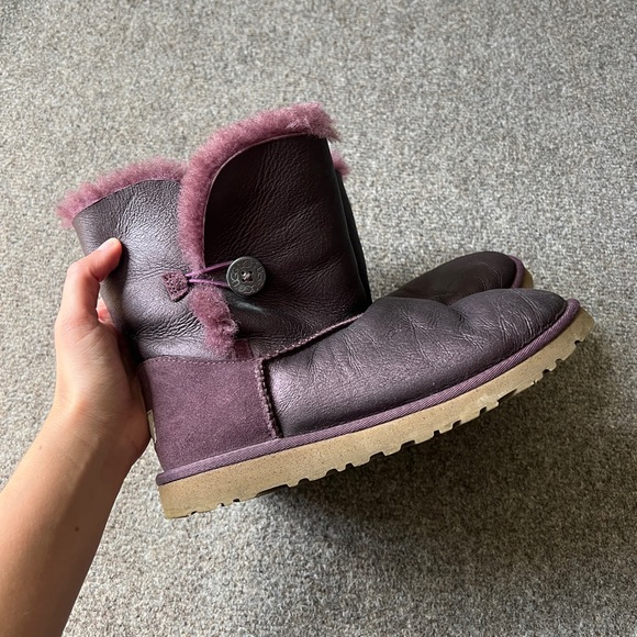UGG Australia Bailey Button Purple Short Boots Size 6 Suede Sheepskin Fur Lined - Picture 1 of 9